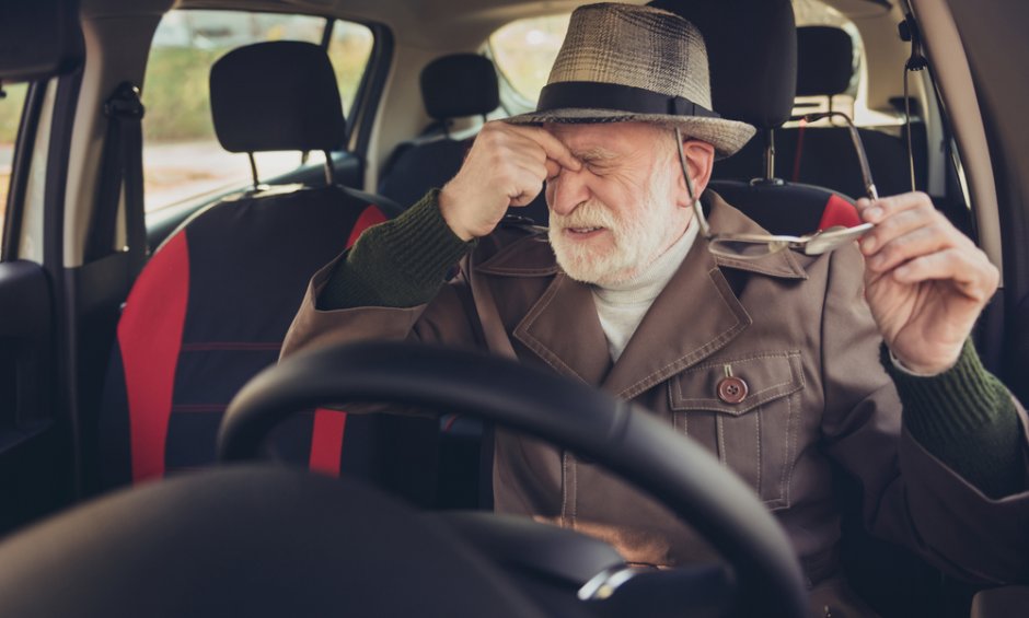 Τι γίνεται εάν τρακάρει ένας οδηγός άνω των 75 ετών και δεν έχει δηλώσει την ηλικία του στο ασφαλιστήριο;