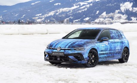 Kosmocar: H Volkswagen δίνει μια πρώτη γεύση από το νέο Golf R στο Ice Race στο Zell am See!