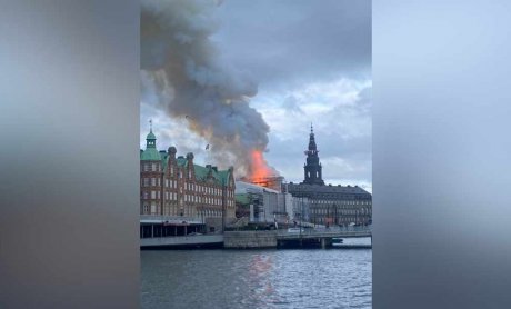 Δανία: Μεγάλη φωτιά στο κτήριο του Παλιού Χρηματιστηρίου στην Κοπεγχάγη!