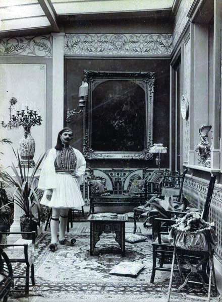 Ο Μιλτιάδης Λιδωρίκης με την επίσημη ευζωνική στολή στο οικογενειακό του σπίτι στην Αθήνα