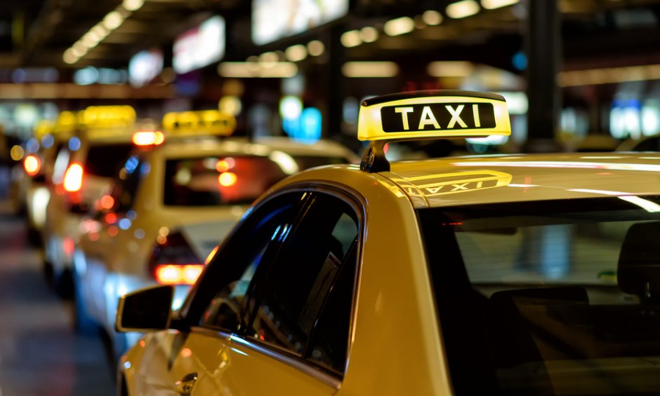 Υπουργείο Οικονομικών: Μείωση ΦΠΑ και στα κόμιστρα των ταξί