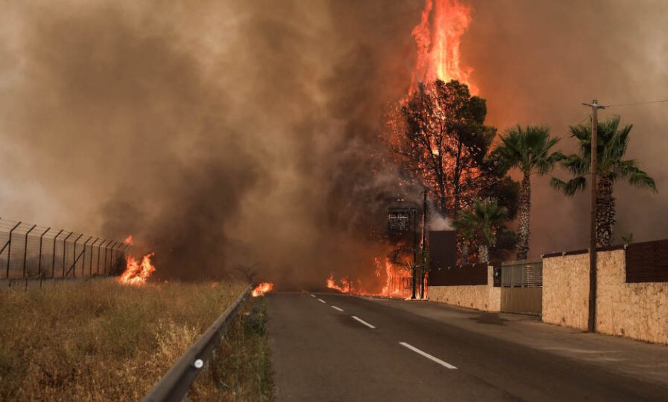 Καμένα σπίτια, αυτοκίνητα και περιουσίες από τον πύρινο εφιάλτη στην Αττική