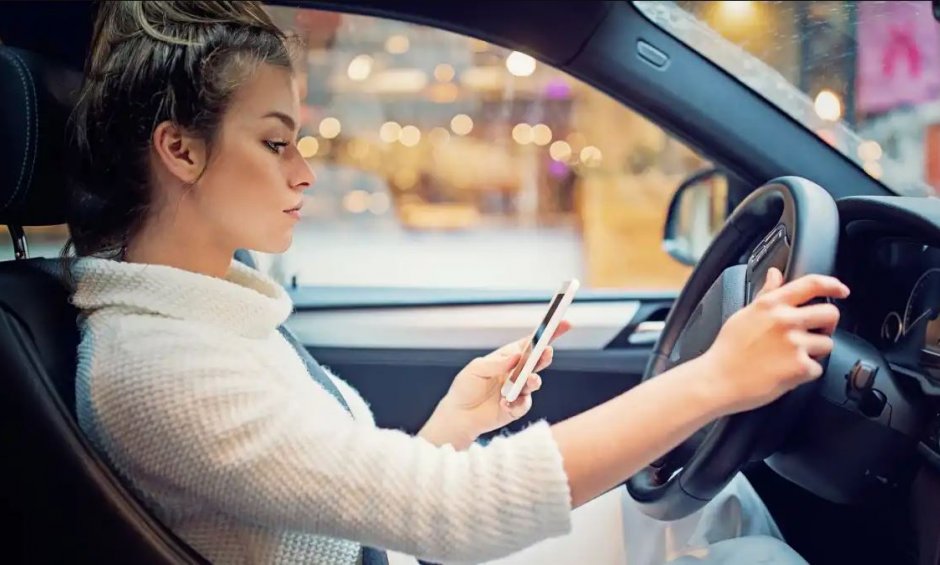 Μάστιγα η απόσπαση προσοχής κατά την οδήγηση! Πώς μπορούν να ανταποκριθούν οι ασφαλιστές;