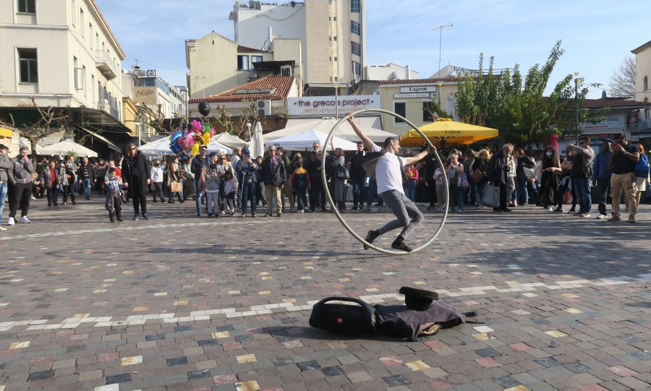 Τα θεάματα του δρόμου στην πόλη, του Ηλία Προβόπουλου