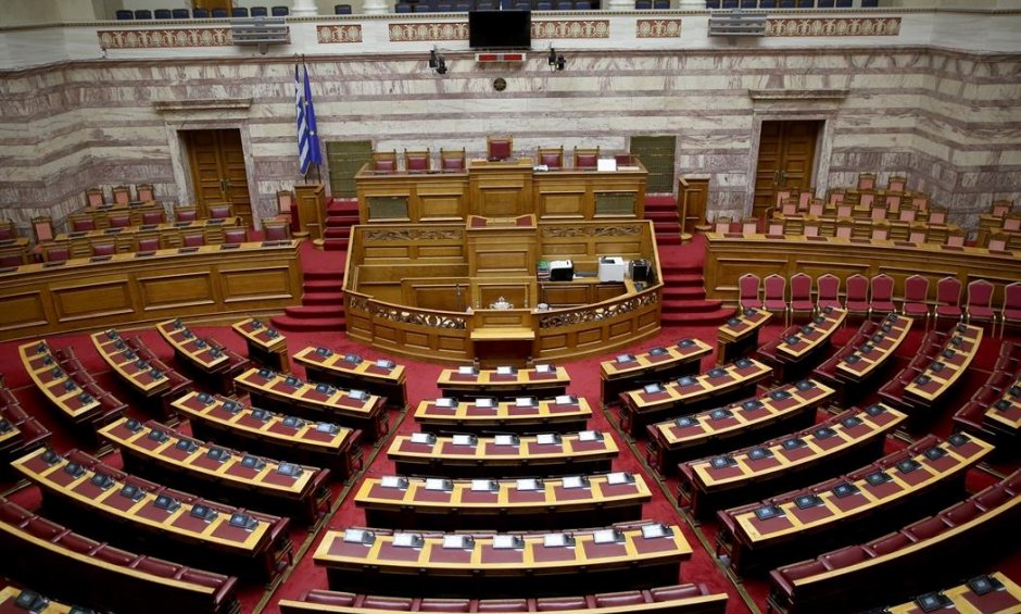 Κλίμα ακραίας πόλωσης στη Βουλή στη σκιά των νέων αποκαλύψεων για τις υποκλοπές