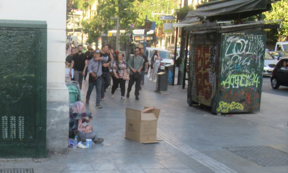 Ηλίας Προβόπουλος: Κρυφτό σε ένα χαρτοκούτι στην Ομόνοια 