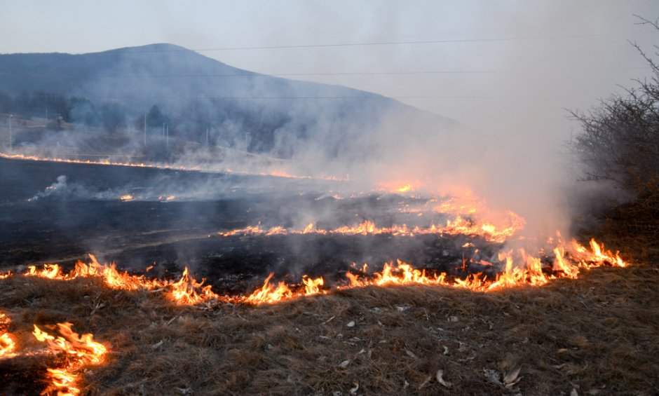 Πυρκαγιά ξέσπασε στο Μαύρο Λιθάρι - Μήνυμα μέσω του 112 για απομάκρυνση των κατοίκων!