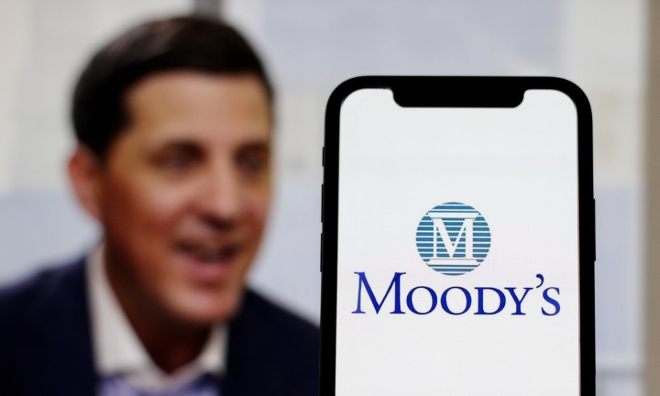 Η κρίσιμη ετυμηγορία της Moody’s, το Χ.Α κόντρα στις διεθνείς αγορές, οι προμήθειες των τραπεζών και προς νέο ρεκόρ το ΔΑΑ