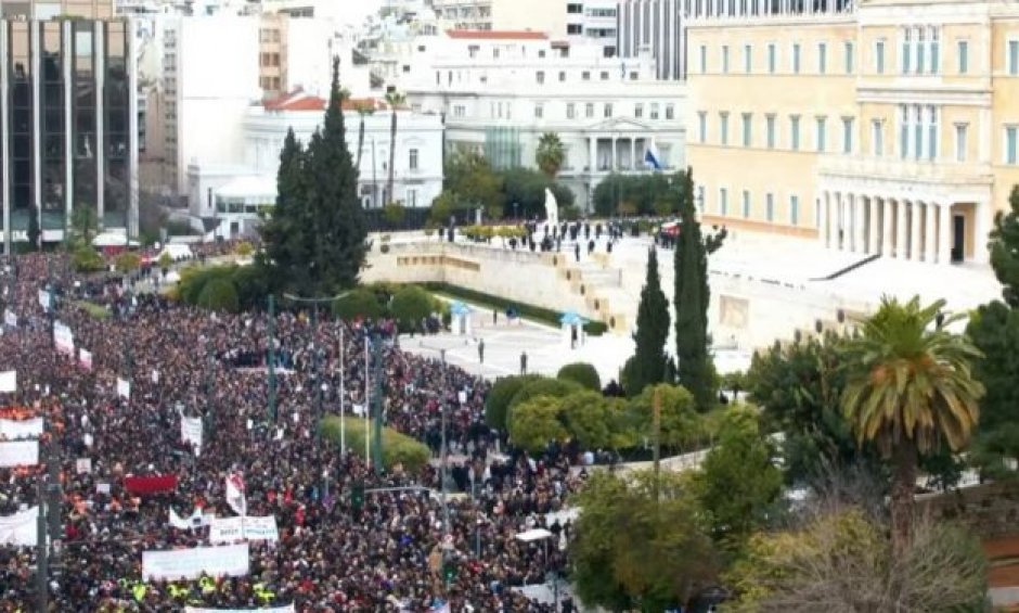 Κλειστά τα γραφεία των Εκδόσεων Σπύρου. Σε εξέλιξη η μεγάλη συγκέντρωση για τα Τέμπη