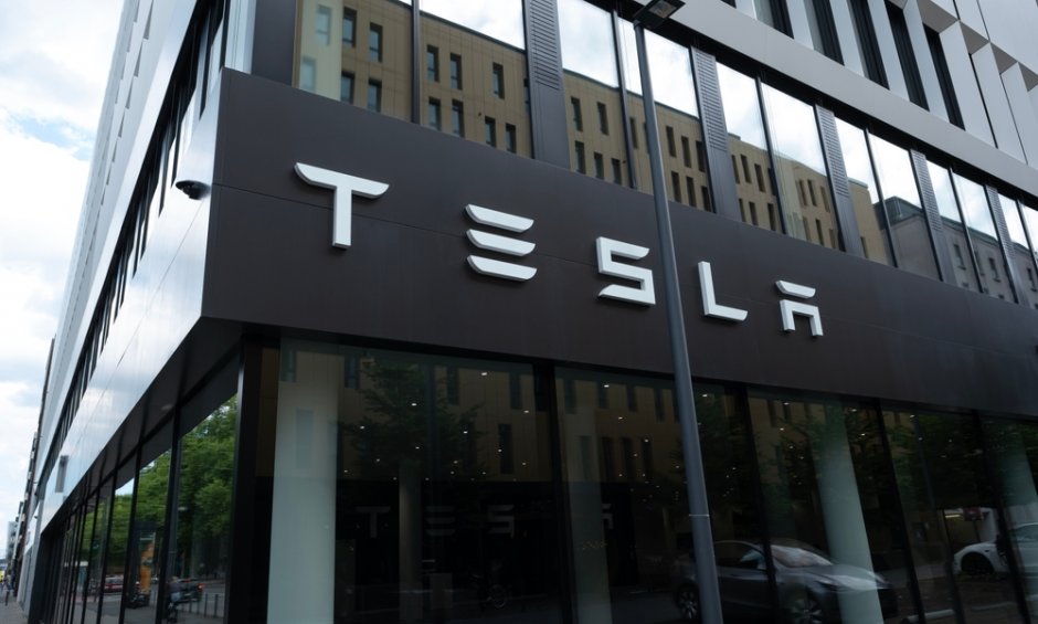 Η Tesla προσφέρει επιδότηση ασφάλισης $1.100 καθώς οι παγκόσμιες πωλήσεις μειώνονται