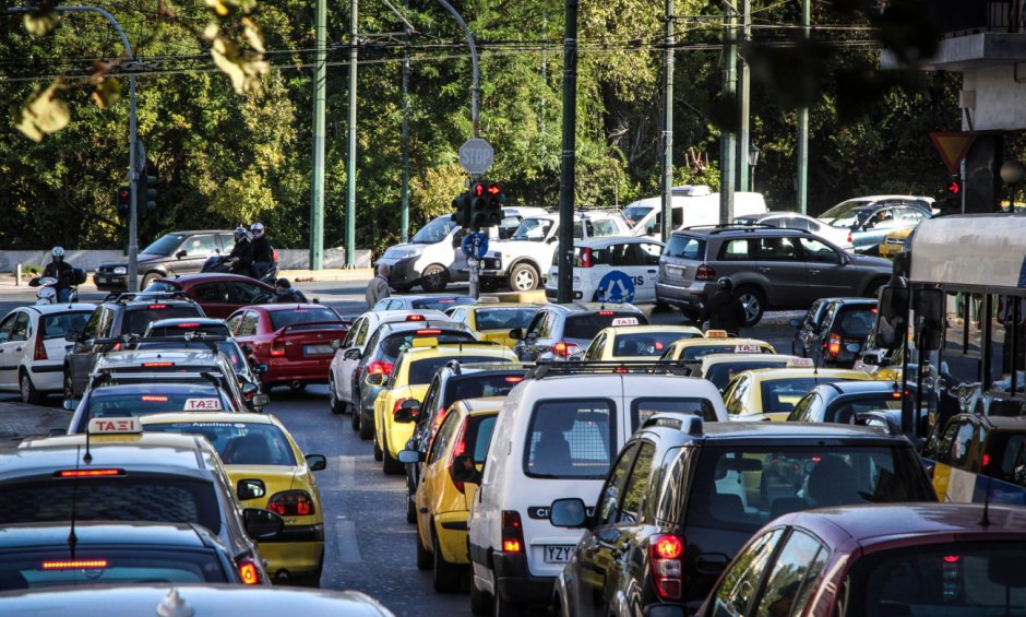 Έρευνα: Οι μισοί οδηγούν με το κινητό στο χέρι, ένας στους πέντε υπό την επήρεια αλκοόλ