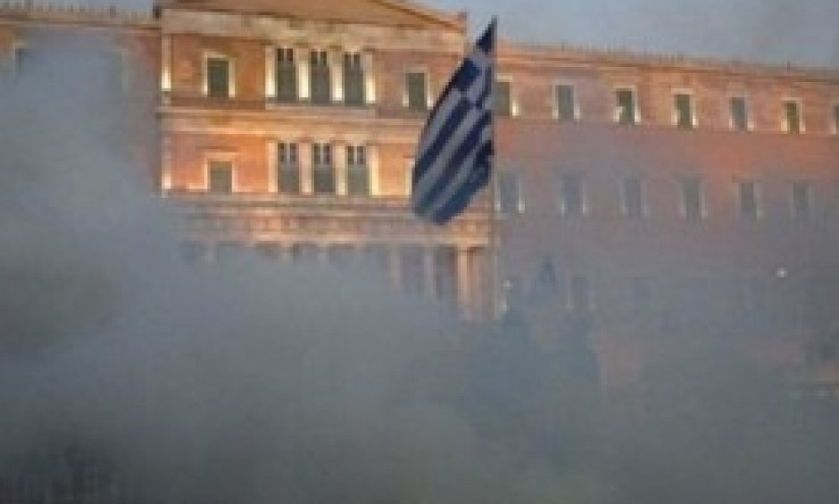 Πέρασε το μνημόνιο Νο 2 με περισσότερες απο 40 διαγραφές βουλευτών και καταστροφές κτηρίων