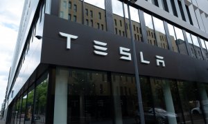 Η Tesla προσφέρει επιδότηση ασφάλισης $1.100 καθώς οι παγκόσμιες πωλήσεις μειώνονται