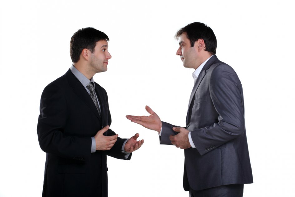 Два человека разговаривают фото