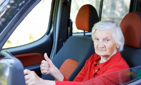 Μέχρι ποια ηλικία ασφαλίζεται ένας οδηγός αυτοκινήτου μετά την επανεξέταση των 74 ετών;