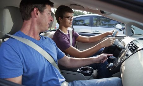 Τι να συμβουλεύσετε τους νέους οδηγούς - πελάτες σας για να κινούνται με ασφάλεια και να μην τρέχετε για αποζημιώσεις;
