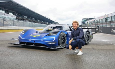 Ο Nico Rosberg δοκιμάζει το ηλεκτρικό αγωνιστικό μονοθέσιο ID.R της Volkswagen