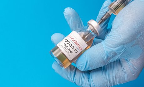 Ξεκίνησαν οι εμβολιασμοί σε εθελοντές με το νέο εμβόλιο της Moderna κατά των μεταλλάξεων