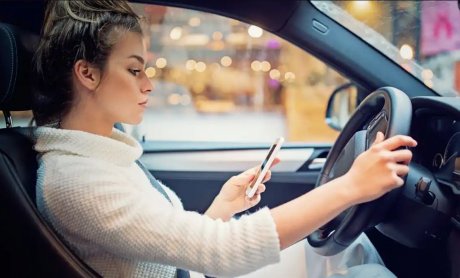 Μάστιγα η απόσπαση προσοχής κατά την οδήγηση! Πώς μπορούν να ανταποκριθούν οι ασφαλιστές;