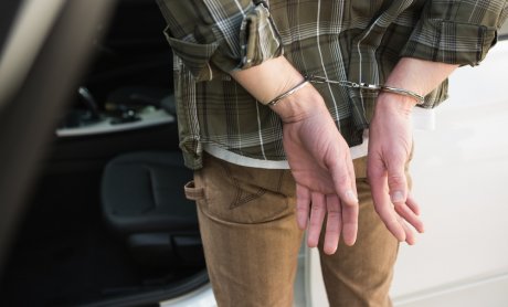 Σπείρα αγόραζε αυτοκίνητα με πλαστές επιταγές