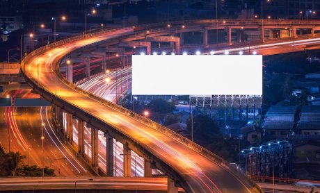 Πότε γίνεται επικίνδυνη μια διαφημιστική επιγραφή για τους οδηγούς οχημάτων και ποια πρόστιμα επιβάλλει ο νόμος;