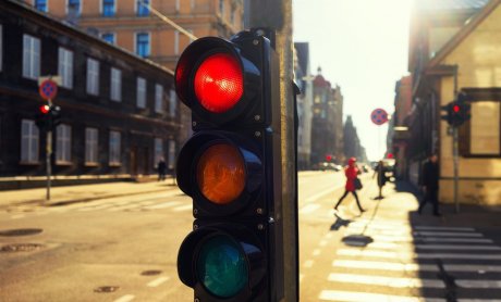 Στάθμευση οχήματος πλησίον φωτεινού σηματοδότη; Ο ΚΟΚ επιβάλλει πρόστιμο!