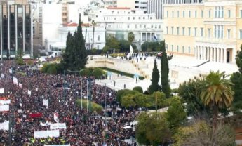 Κλειστά τα γραφεία των Εκδόσεων Σπύρου. Σε εξέλιξη η μεγάλη συγκέντρωση για τα Τέμπη