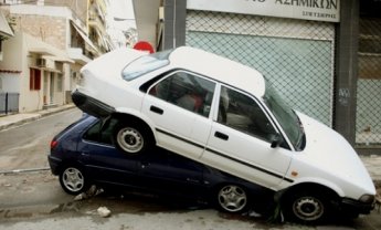 580 ακίνητα και 168 οχήματα καταστράφηκαν στη Δυτική Αθήνα!