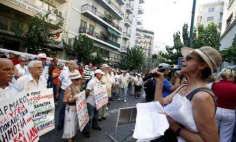 Ψαλίδι και στις συντάξεις των 700 ευρώ